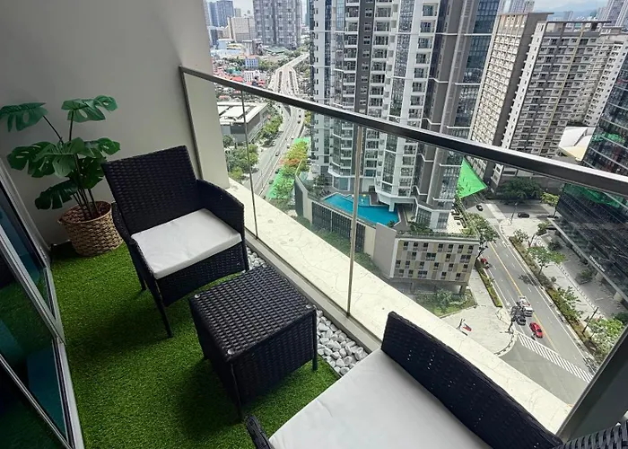 Apartment Brand New Unit In Uptown Bgc With Balcony 55 Inch Smart Tv And 300mbps Wifi, With Workspace, Beside Landers, Near Uptown Mall And Mitsukoshi Mall *