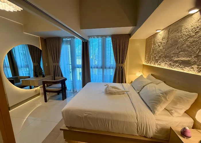 Apartment Brand New Unit In Uptown Bgc With Balcony 55 Inch Smart Tv And 300mbps Wifi, With Workspace, Beside Landers, Near Uptown Mall And Mitsukoshi Mall *