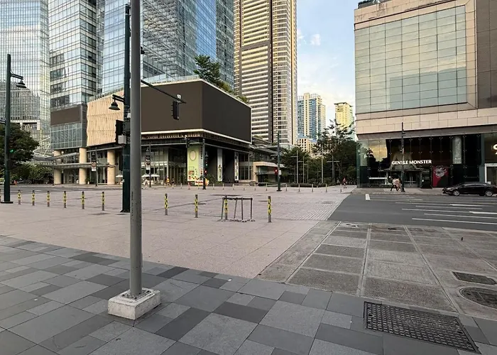 Brand New Unit In Uptown Bgc With Balcony 55 Inch Smart Tv And 300mbps Wifi, With Workspace, Beside Landers, Near Uptown Mall And Mitsukoshi Mall