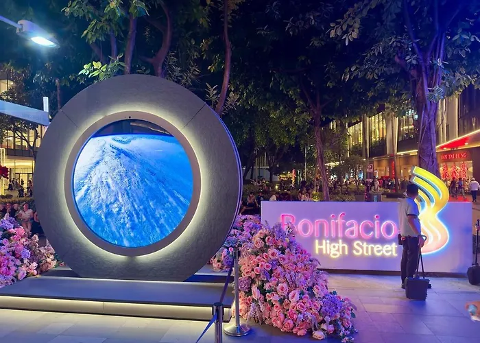 Brand New Unit In Uptown Bgc With Balcony 55 Inch Smart Tv And 300mbps Wifi, With Workspace, Beside Landers, Near Uptown Mall And Mitsukoshi Mall Apartment *
