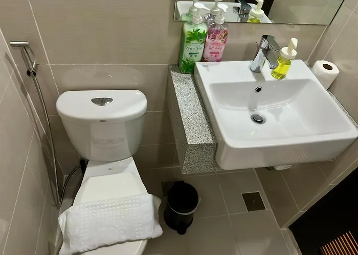 Apartment Brand New Unit In Uptown Bgc With Balcony 55 Inch Smart Tv And 300mbps Wifi, With Workspace, Beside Landers, Near Uptown Mall And Mitsukoshi Mall *